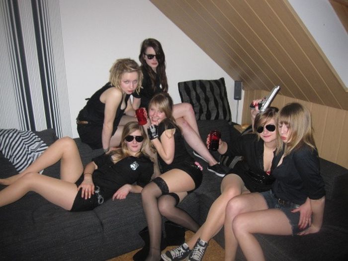 Молодые лесбиянки проститутки собрались в одном помещении для проведения большой оргии