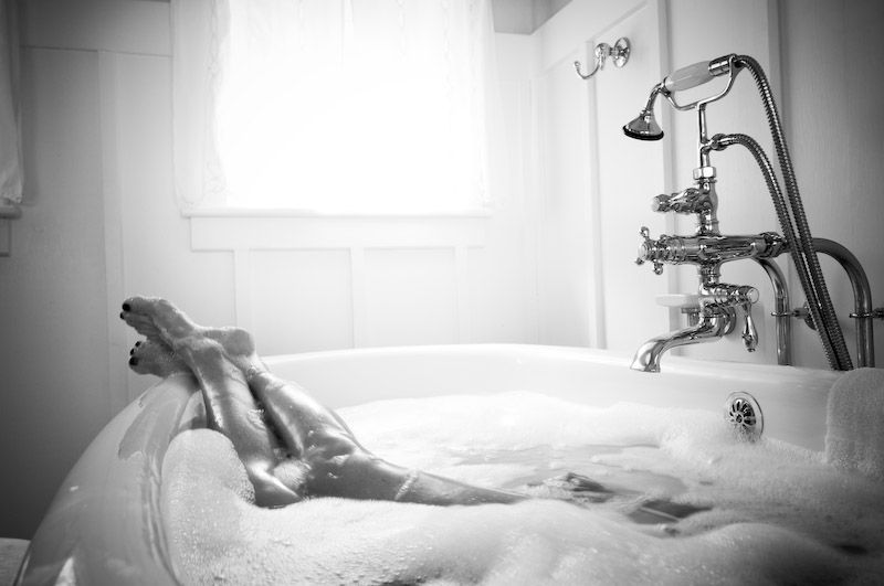 Страстная голая девушка в ванной 