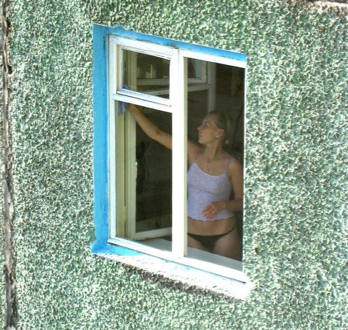 Подглядываем через окна за развратными обнаженными девушками