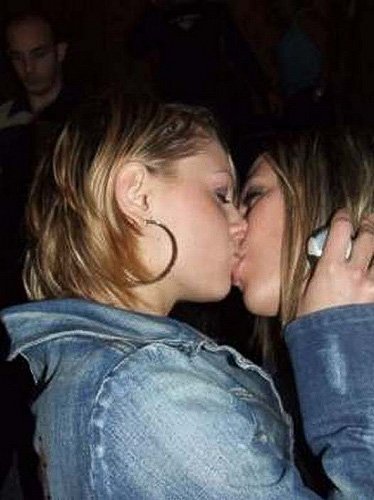 Девушки целуются взасос и лижут писи 