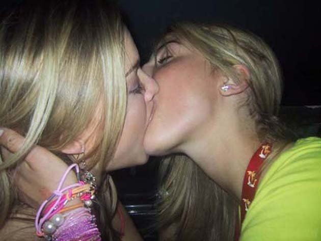 Amateurs kissing