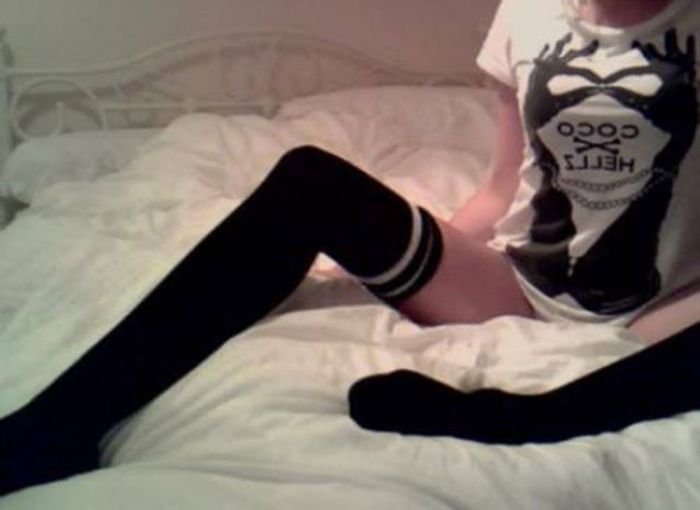 Фото девушки в черном белье раздвигающей ножки