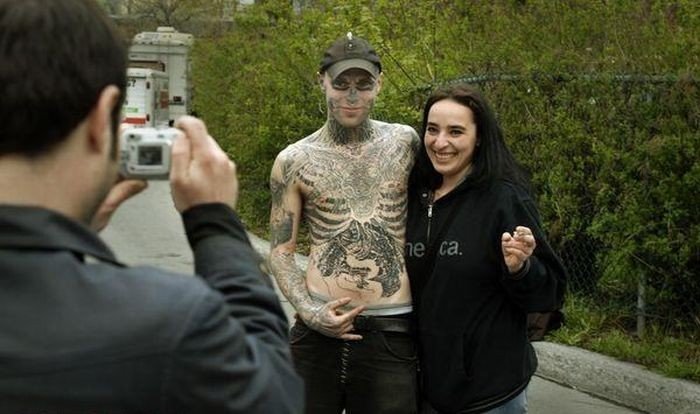 Люди с татуировками на улице