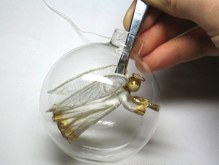 making an angel in the glass bead