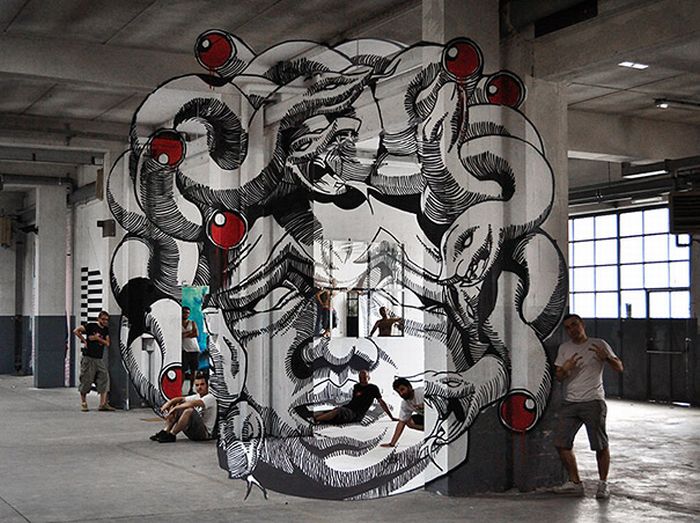 medusa graffiti optical illusion