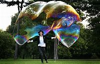 Art & Creativity: Giant soap bubbles by english man Sam Heath, 37 years