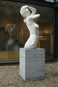 TopRq.com search results: Realistic sculptures by Carole Feuerman