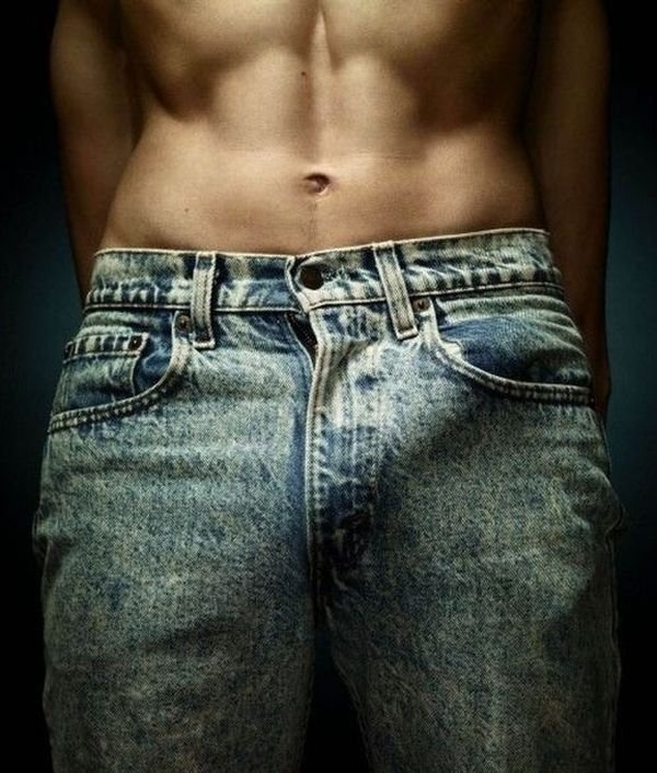 Мужчины красивые тела со спущенными штанами