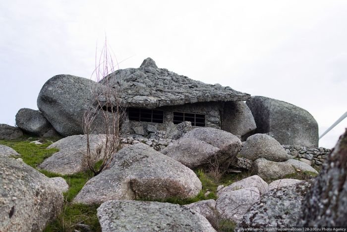 Real life Flintstones house lures tourists, Portugal
