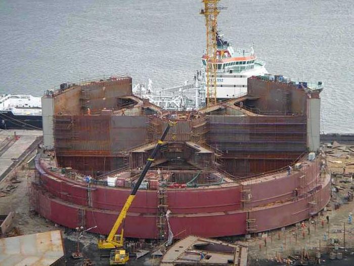 construction of the oil rig offshore platform