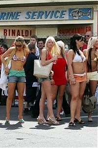 TopRq.com search results: Girls On The Streets Of Monaco - Monaco 2006-05-24