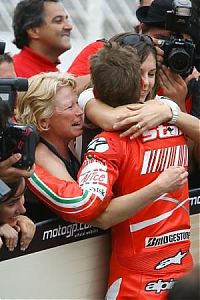 Motorsport models: Stoner with his mother and wife Adrianna, Japanese 125GP Race 2007