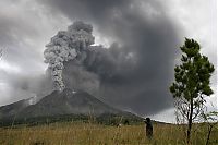 Pictures of the Day: Indonesia Volcano Erupts