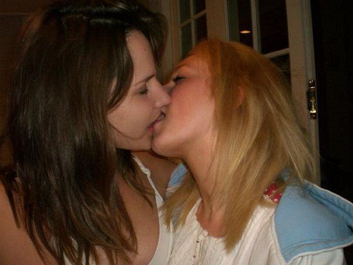 Hot Amateur Girls Kissing Video