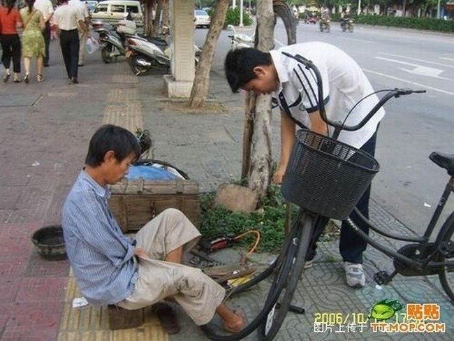 Armless guy can fix your bike, China