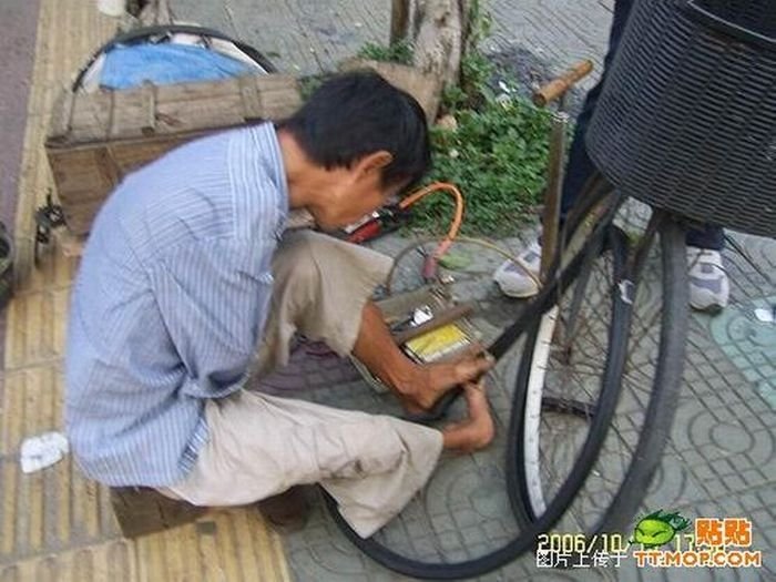 Armless guy can fix your bike, China