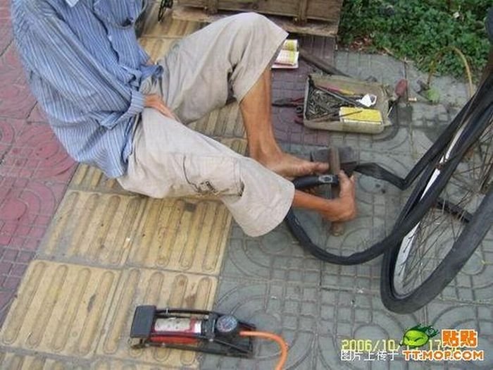 Armless guy can fix your bike, China