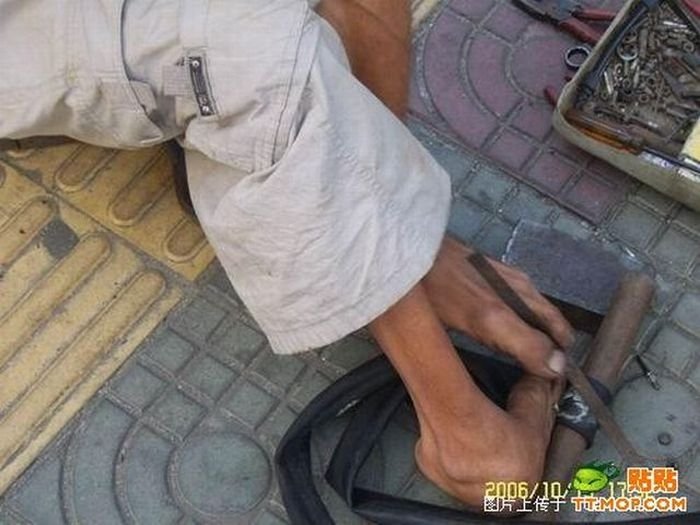 Armless guy can fix your bike, China