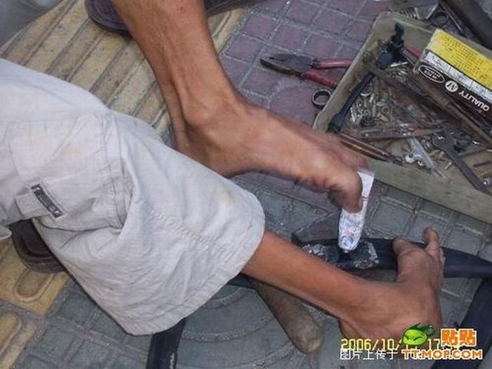 Armless guy can fix your bike, China