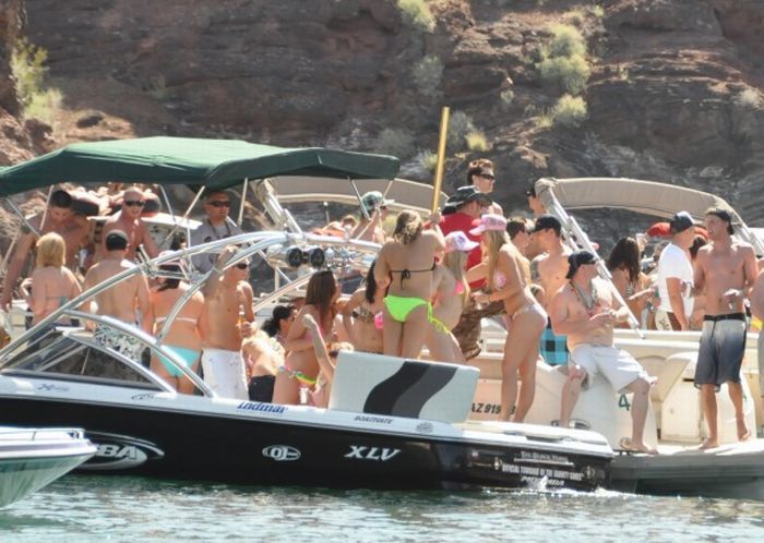 hot boats, offshore and bikini girls