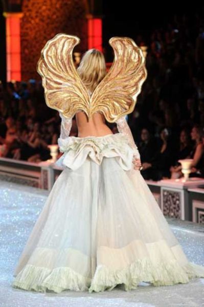 2011 Victoria's Secret Fashion show girl