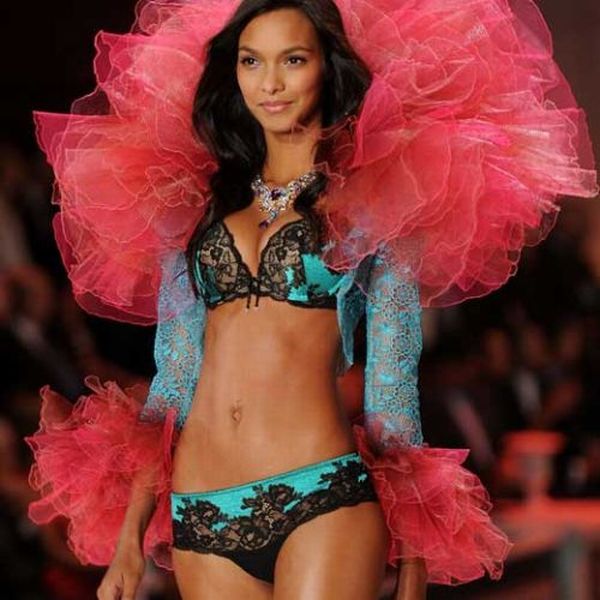 2011 Victoria's Secret Fashion show girl