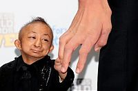 TopRq.com search results: Tallest man in the world met with the smallest, Sultan Kosen, 246.5cm, He Pingping, 73cm