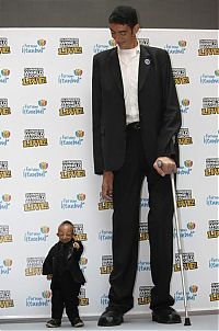 People & Humanity: Tallest man in the world met with the smallest, Sultan Kosen, 246.5cm, He Pingping, 73cm