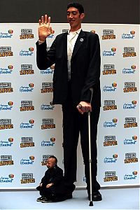 TopRq.com search results: Tallest man in the world met with the smallest, Sultan Kosen, 246.5cm, He Pingping, 73cm