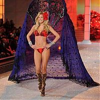 People & Humanity: 2011 Victoria's Secret Fashion show girl