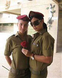 People & Humanity: army girls of israeli defense forces