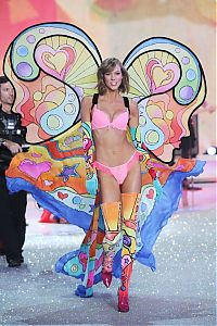 People & Humanity: 2013 Victoria's Secret Fashion show girl