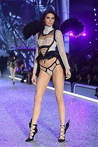 People & Humanity: 2016 Victoria's Secret Fashion show girl