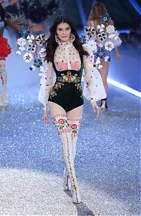 People & Humanity: 2016 Victoria's Secret Fashion show girl