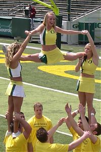 Sport and Fitness: Oregon Ducks cheerleader girls
