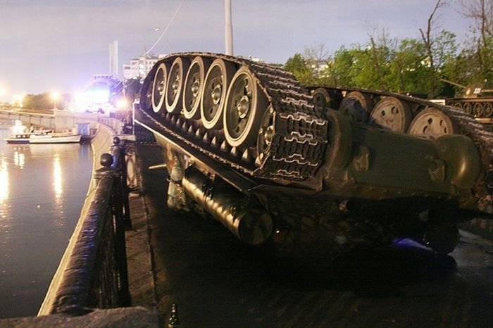 SU-100 tank crash, Moscow, Russia