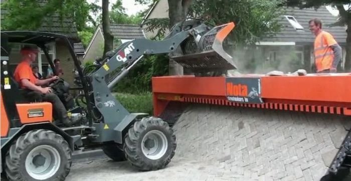 Tiger-Stone, brick road machine