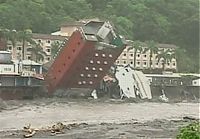 World & Travel: 6-storey hotel collapsed due typhoon, Taiwan