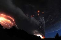 World & Travel: dirty thunderstorm, volcanic lightning weather phenomenon